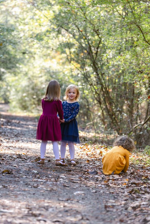 Taking family pictures with toddlers can be a challenge!